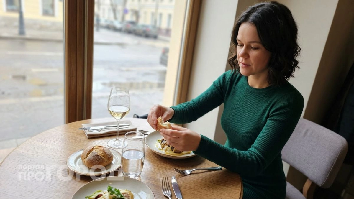 Почему нельзя откусывать от куска и как правильно пользоваться пирожковой тарелкой