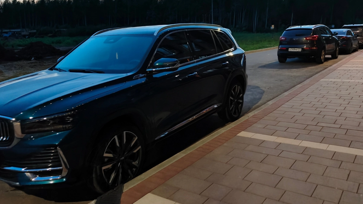 Зачем китайцы кладут фанеру у колеса машины: мы смеемся, а этот лайфхак реально работает