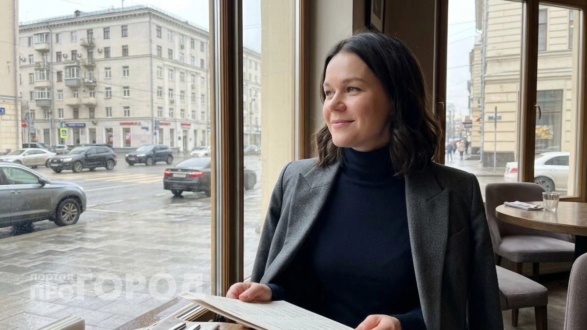 Почему привычка скрещивать ноги за обеденным столом выдает отсутствие внутренней дисциплины и портит силуэт