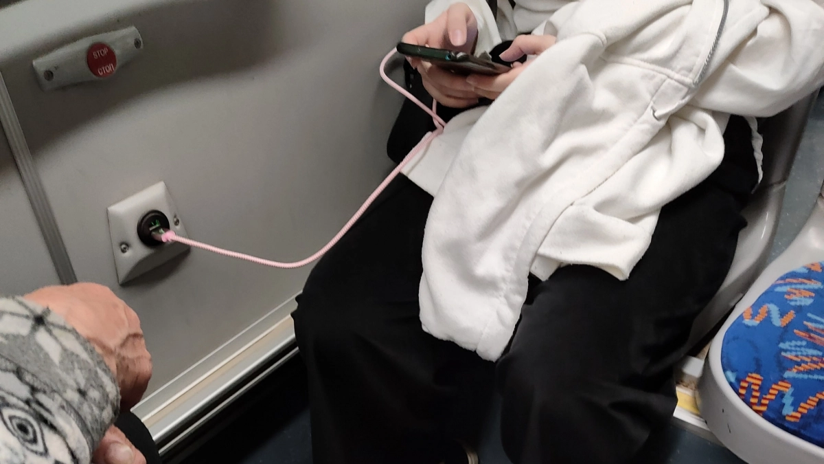 Зарядка для телефона может стоить вам дома: 5 причин перегрева зарядника, которые нужно знать каждому