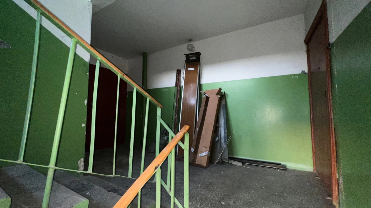 Почему в советских подъездах стены красили только до пояса: оказывается, это спасало жизни