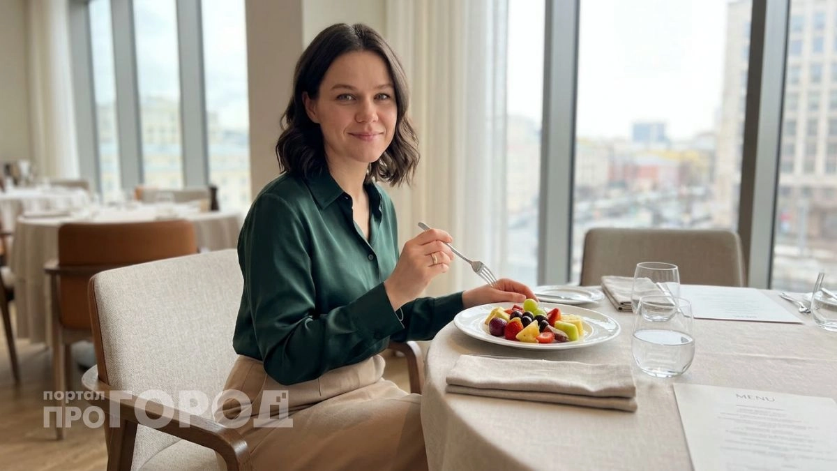 Тонкости десертного этикета: как справляться с персиками и виноградом при помощи ножа и вилки