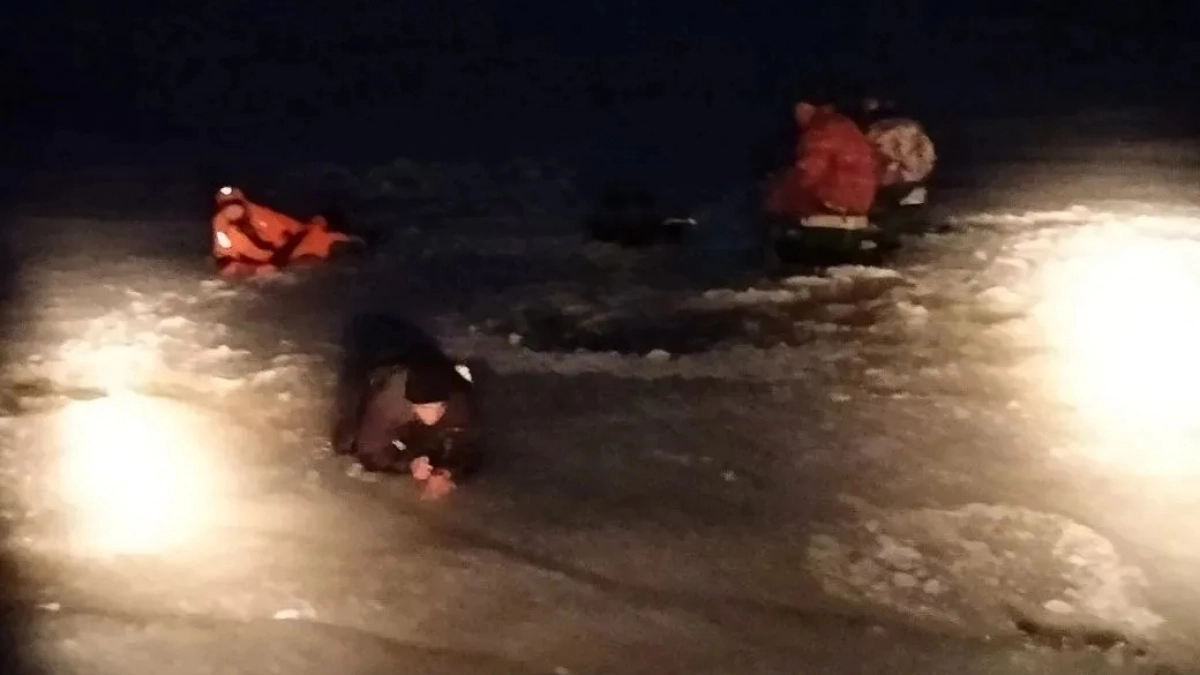 Рыбаки с ребенком провалились под лед Волги в Горномарийском районе