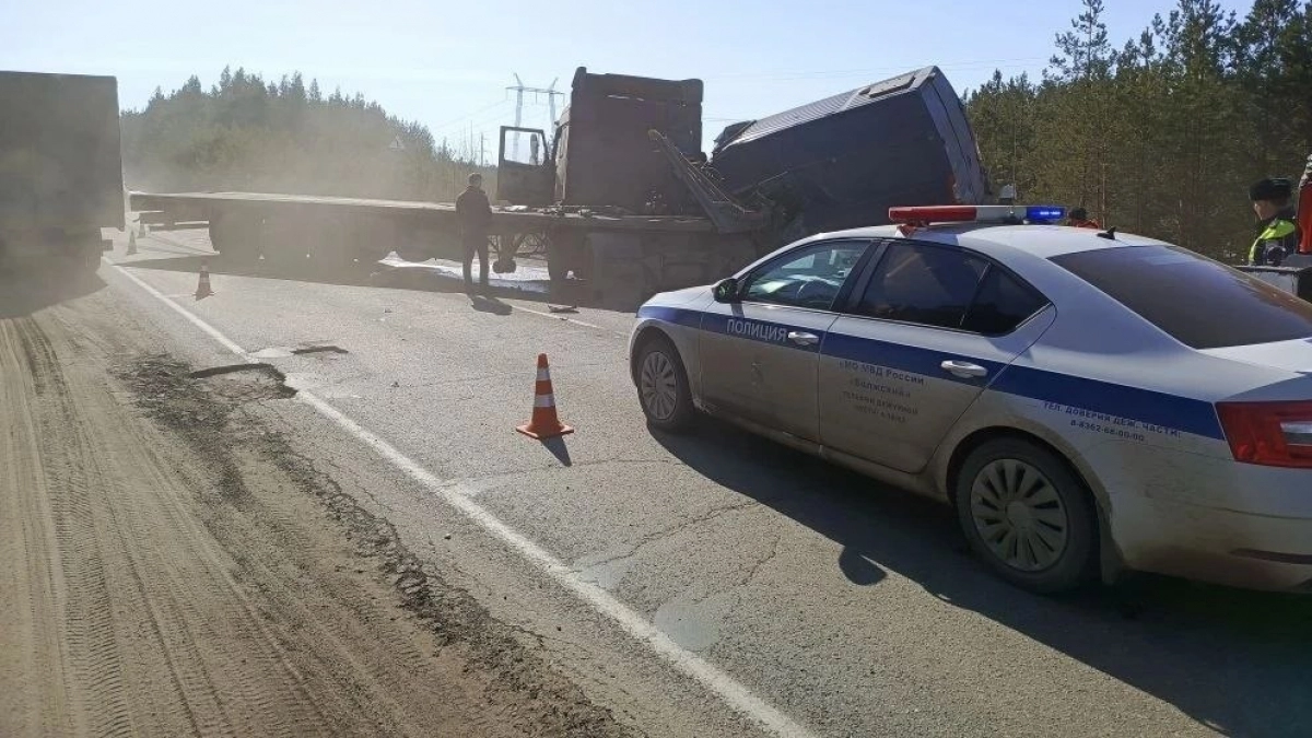 На трассе в Волжском районе столкнулись две фуры: есть погибший