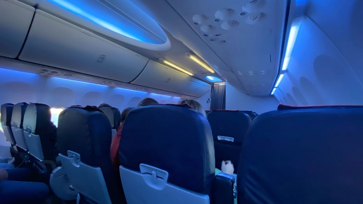 Почему пассажир посередине получает оба подлокотника: разбираем негласные законы салона — вы удивитесь