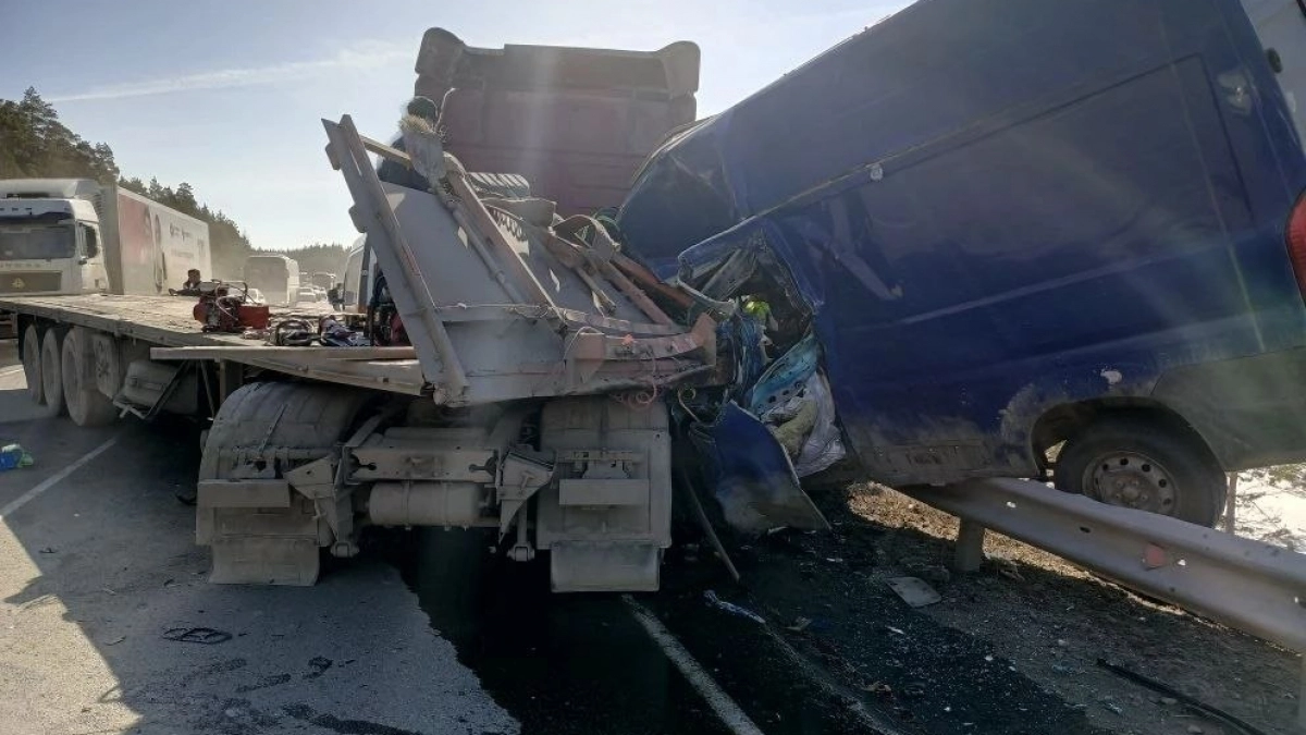 Выехал на встречку: на водителя грузовика, устроившего смертельную аварию возле Волжска, завели дело