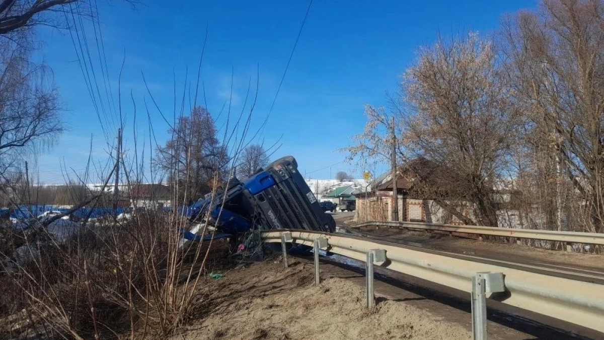 Многотонный загруженный тягач перевернулся и задавил жещину в Горномарийском районе