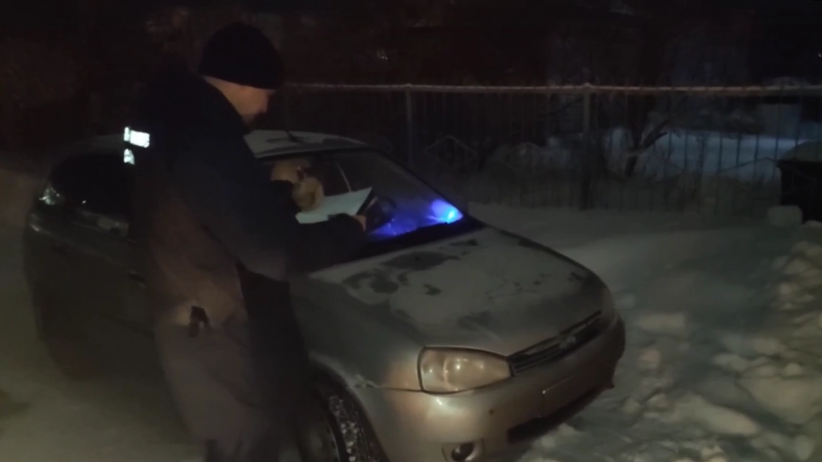 Марийского чиновника накрыли в момент получения взятки: он пообещал скрыть преступление