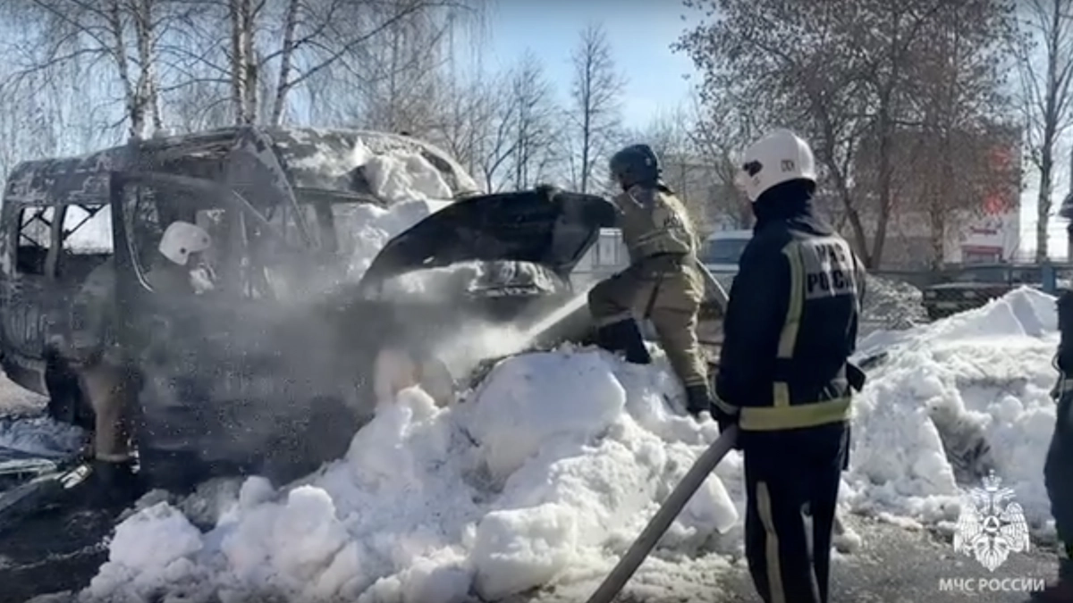 Прохожие не смогли затушить: в Йошкар-Оле сгорел микроавтобус