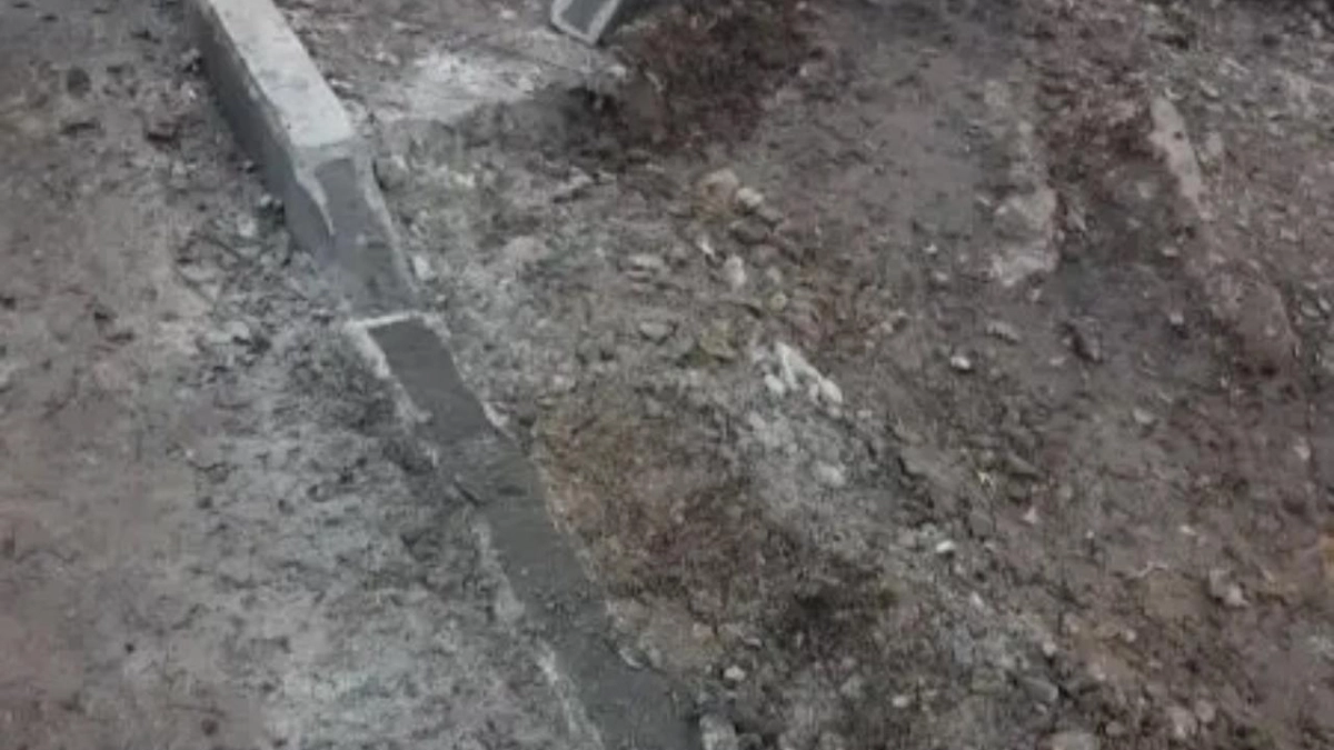 Житель Йошкар-Олы спилил новый бордюр болгаркой ради парковки на газоне