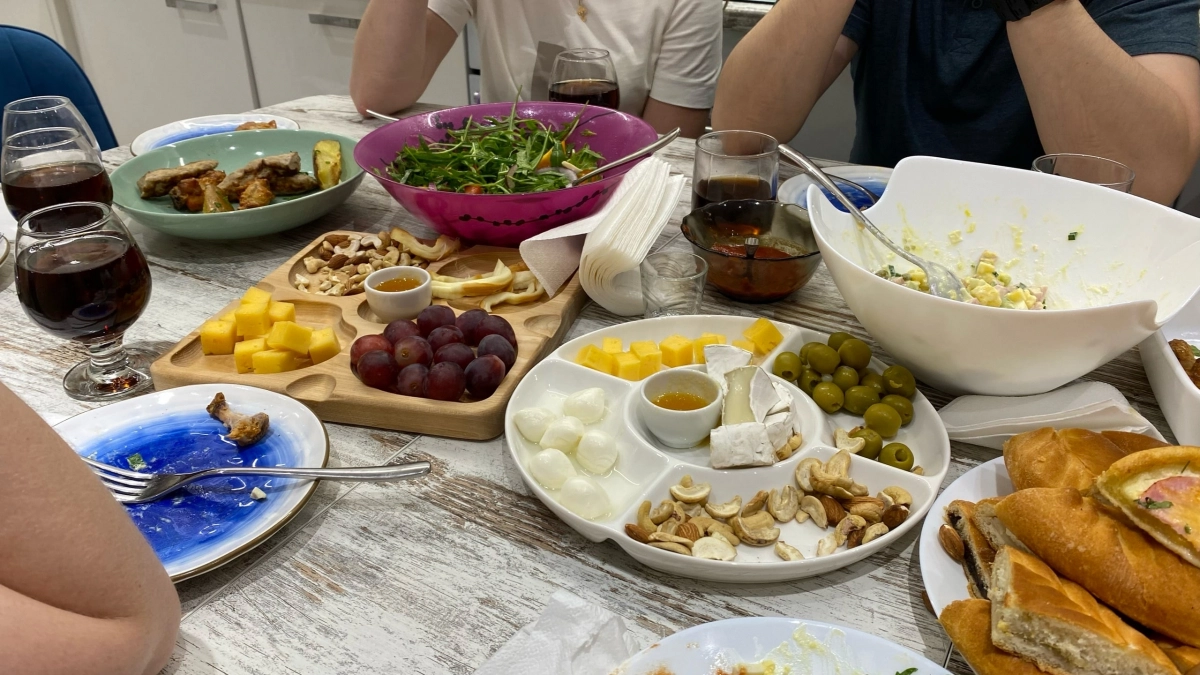 Все ждут, пока вы наконец уйдете: люди ненавидят эти привычки в гостях