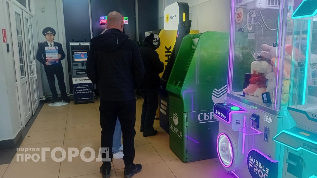 Переводы россиян с карты на карту будут отслеживать: за чем именно будет бдить налоговая