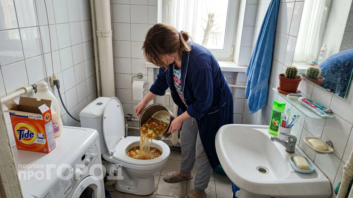 Можно ли сливать испорченный суп в унитаз: запомните как правильно