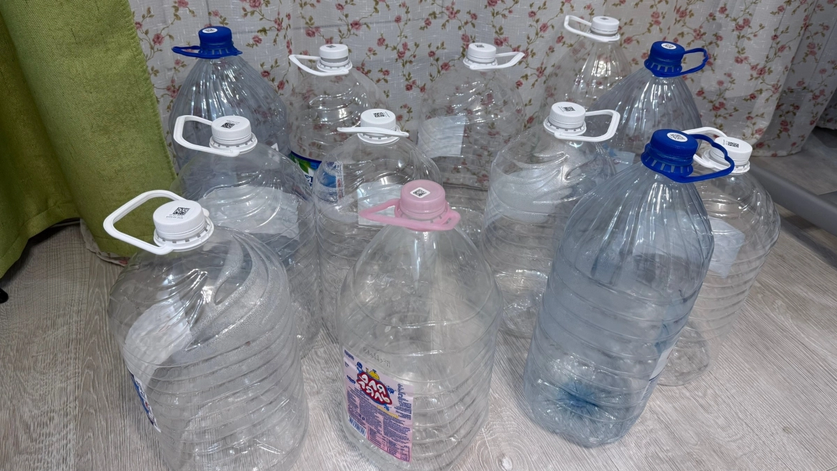 Поликарбонат уже не в моде: все делают теплицу из пластиковых бутылок и забывают о ремонте на годы