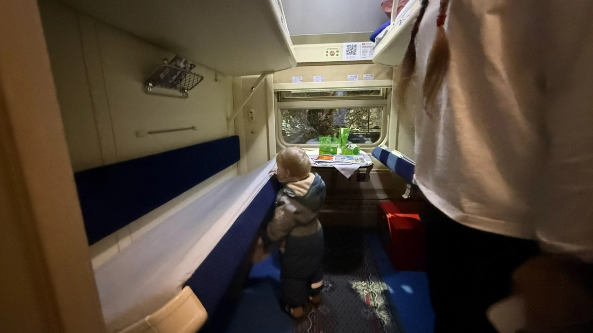 Мамочки с детьми нашли хитрую уловку, чтобы им уступили нижнее место в поезде: не верьте слезам