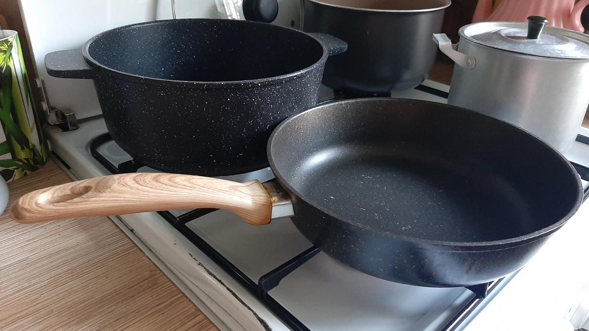 Сковородки с антипригарным покрытием я выбросила через неделю: перешла на этот странный метод, как у бабушки