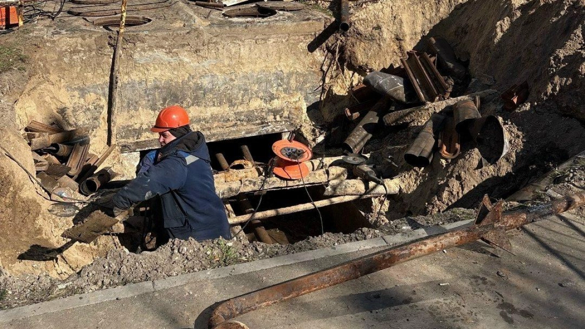 Улицу Свердлова разрыли, чтобы починить теплотрубы