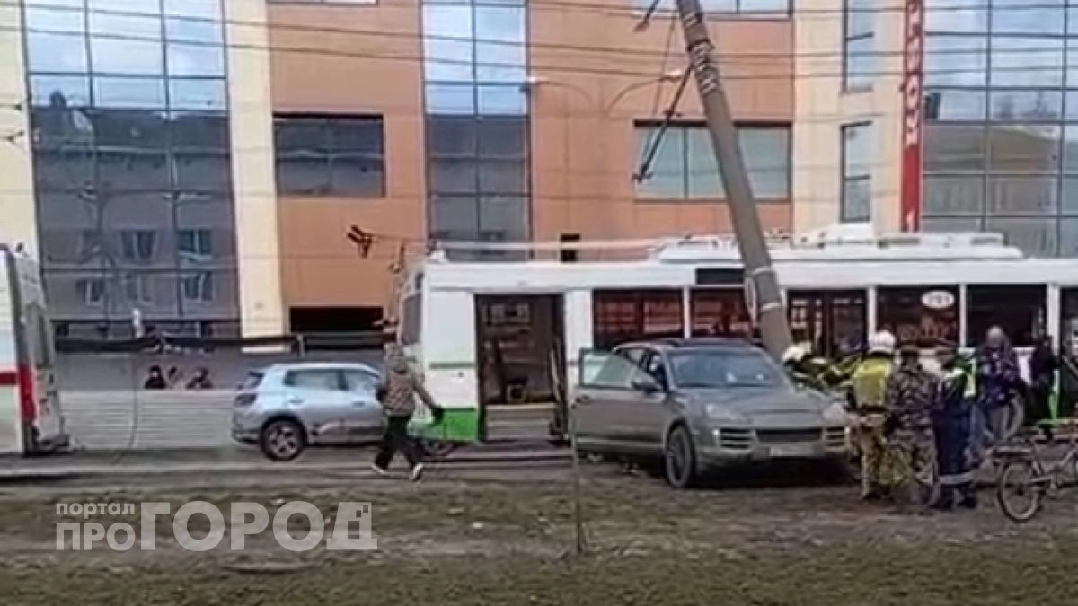 В Йошкар-Оле Порш вылетел на встречку и врезался в маршрутку