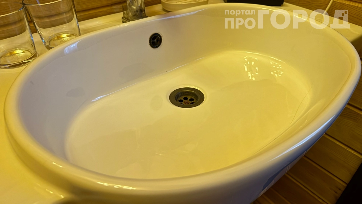 Посыпала мойку мукой и она заблестела: простой способ, который работает за 10 минут — никакого запаха доместоса