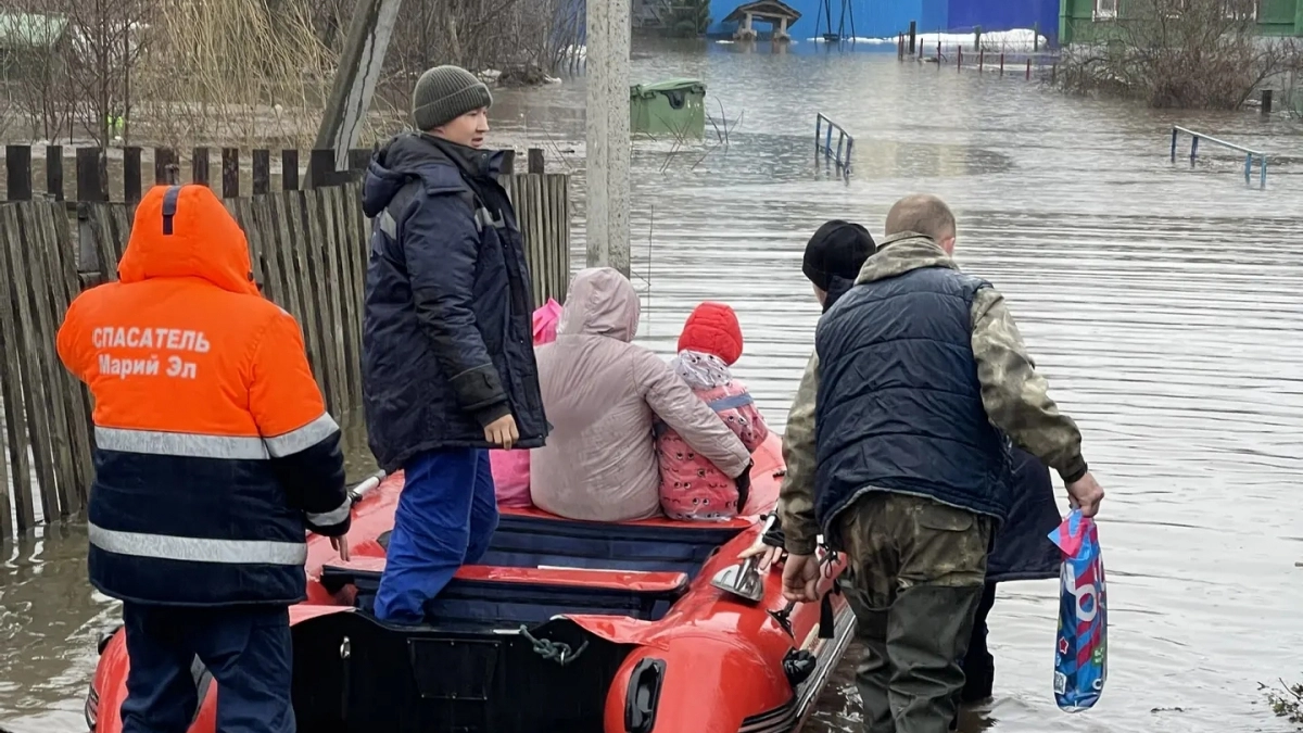 Жителей затопленного Куяра на лодках эвакуировали из поселка