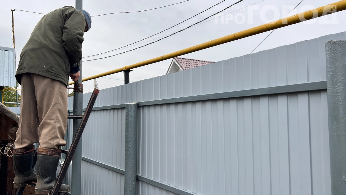 Поссорился с соседом из-за забора: куда должна смотреть лицевая сторона перегородки — что говорит закон 