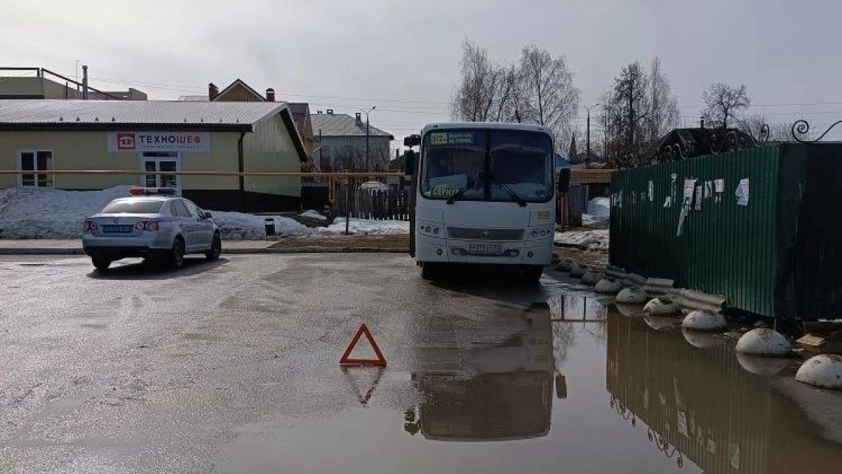 В Сернуре пожилая пассажирка упала в автобусе при резком отправлении