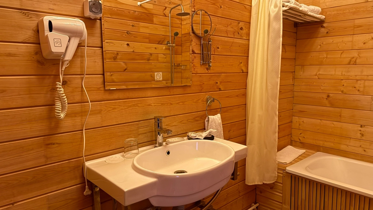 «Стены кривые — плитка ляжет косо»: 10 признаков, что мастера обманули вас при ремонте ванной — проверьте сейчас