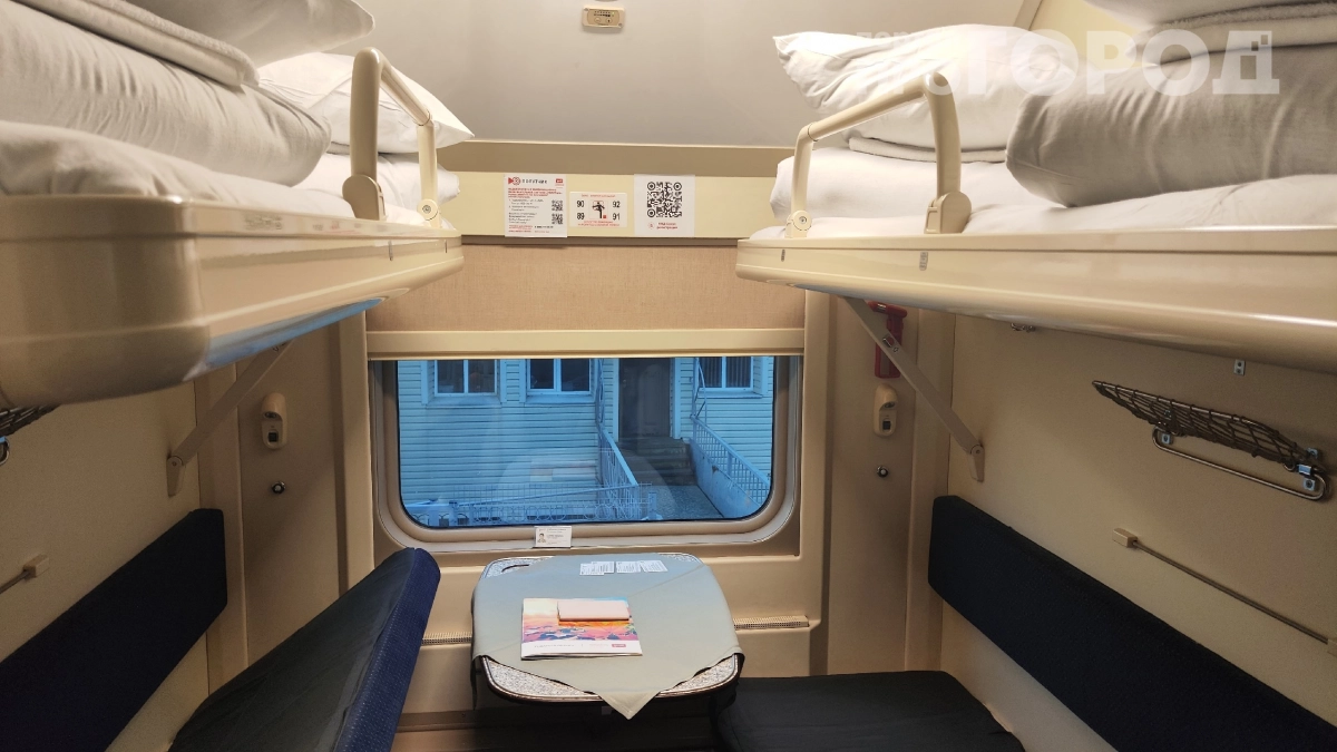 Мужчина провел в поезде 50 ночей в году и раскрыл правду: как правильно лечь в плацкарте —  головой к окну или в проход