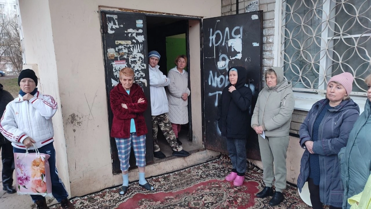 У йошкаролинцев в подвале дома на Машиностроителей круглый год стоит вода: “Летают комары, воняет - живем, как в бомжатнике”