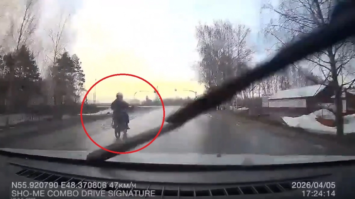 Гонки с полицией устроил байкер-подросток на дорогах Волжского района: видео