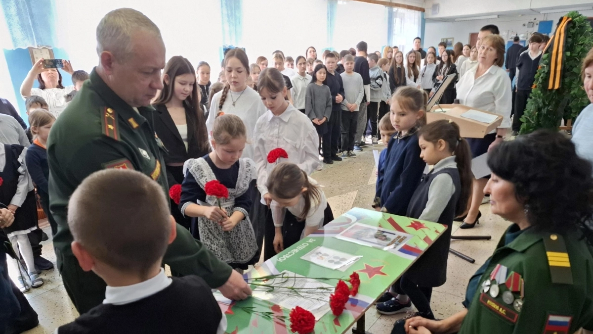 В Еласовской школе открыли «Парту Героя» в честь выпускника Алексея Козлова