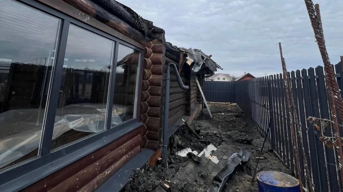 Дом с семьей внутри вспыхнул в деревне Медведевского района
