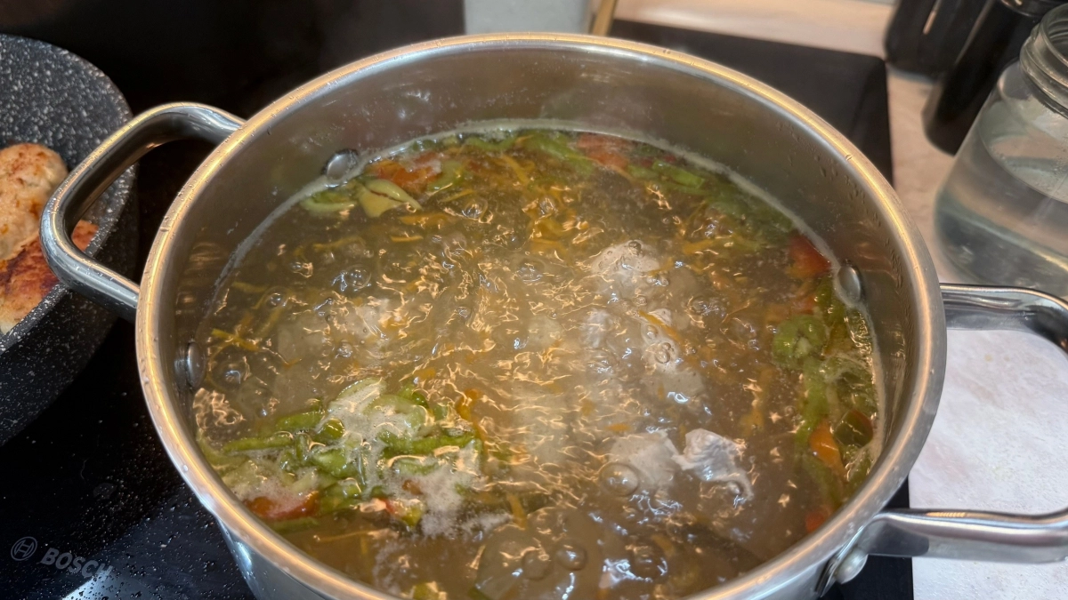 Варить суп на костях и мясе больше не модно: новый тренд шагает в Россию