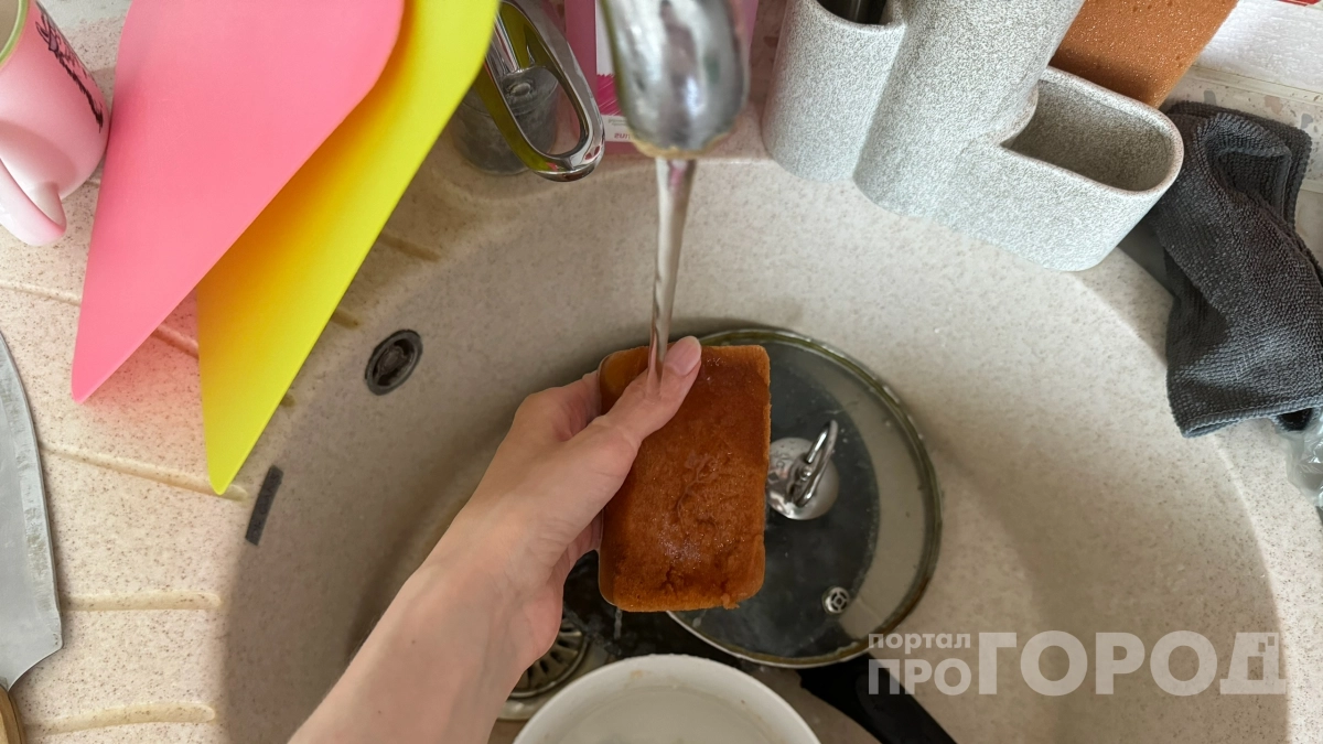 Кухонная губка грязнее унитаза — и вот почему: менять её раз в месяц — плохая идея