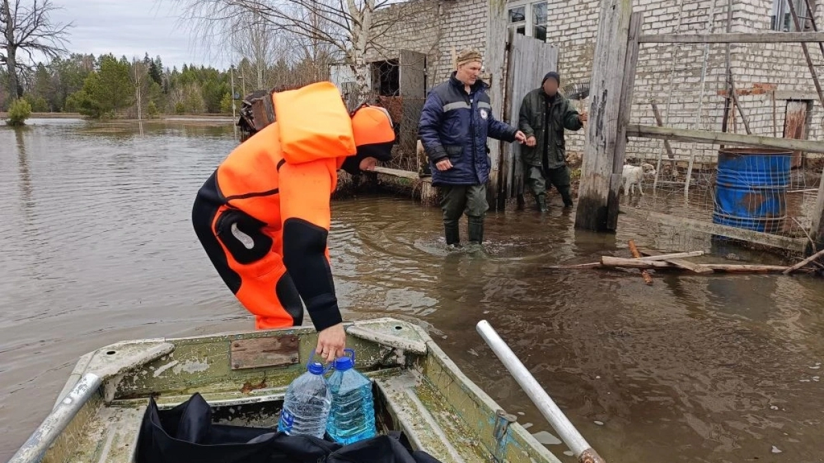 Спасатели Марий Эл доплыли до изолированного паводком мужчины, но он отказался от эвакуации
