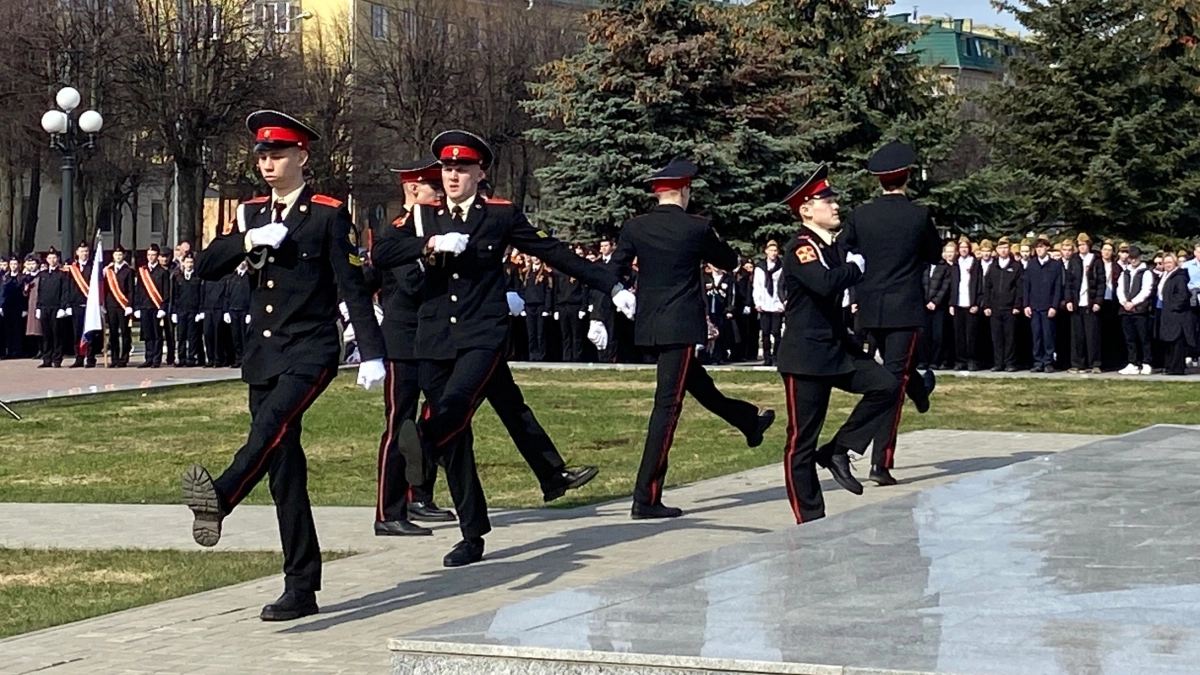 Лучшие марши: десятки школьников собрались у Вечного огня на Вахту памяти