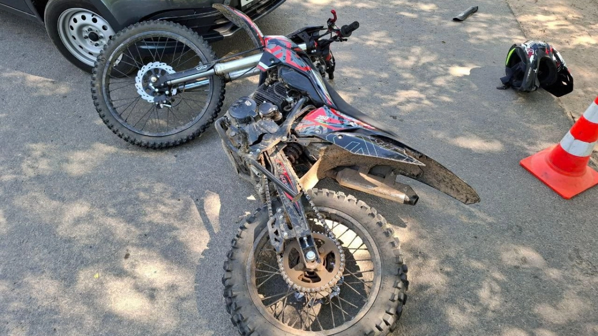 Пьяный, без прав и по тротуару: 18-летний питбайкер устроил аварию в Йошкар-Оле