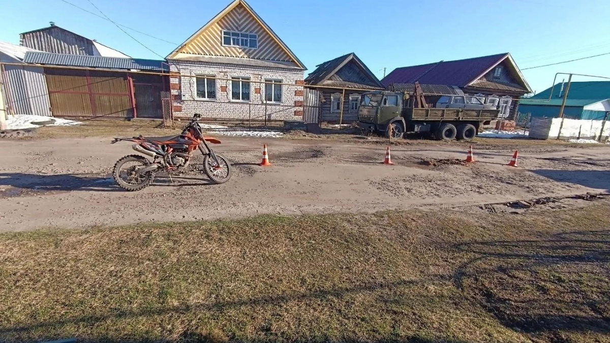 Деревенский сорвиголова разогнался и перевернулся на спортивном мотоцикле в Волжском районе