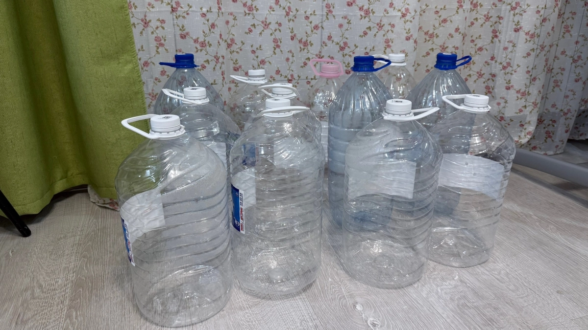 Пластиковые бутылки теперь собираю по соседям: пару надрезов – полезная вещь для дачи готова