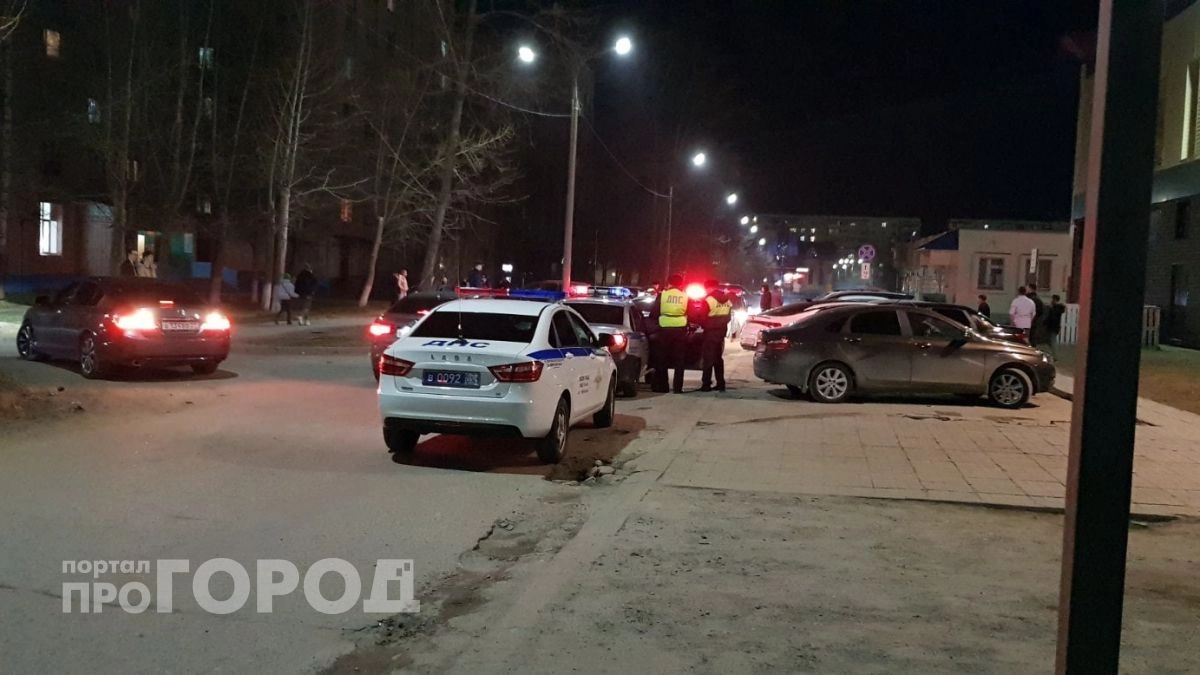 Полицейские выстроились в специальный коридор на дороге, чтобы ловить несознательных родителей