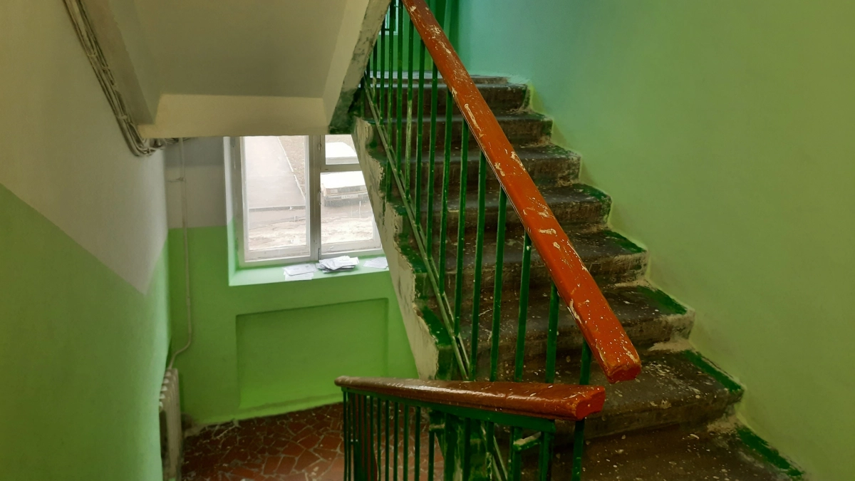 Зачем в СССР красили лестницу только по краям: скрытая манипуляция людьми из прошлого