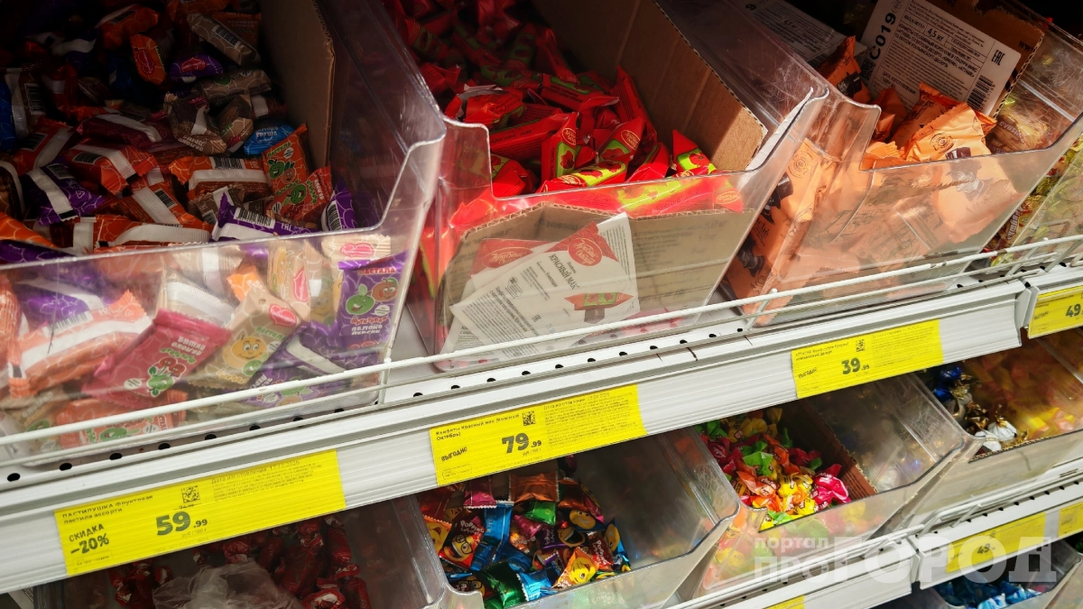 Не покупаю конфеты на развес и вам не советую: что происходит с развесными сладостями в магазине — антисанитария на полке