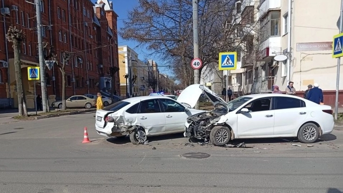 Улетевшая с дороги легковушка снесла идущую мимо женщину в Йошкар-Оле
