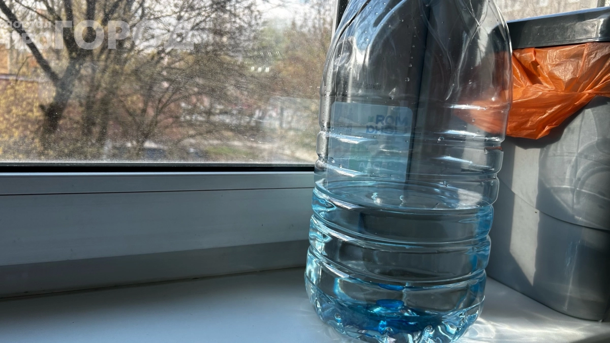 Вода превращается в яд за час: что нельзя делать с бутылкой — предупреждение Роспотребнадзора