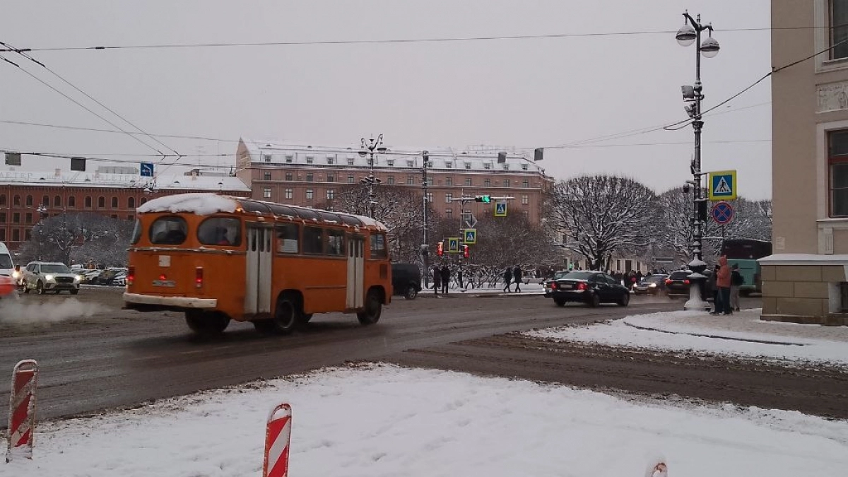 Автобусы и троллейбусы не могут заехать на одну из улиц Йошкар-Олы из-за скользкой дороги