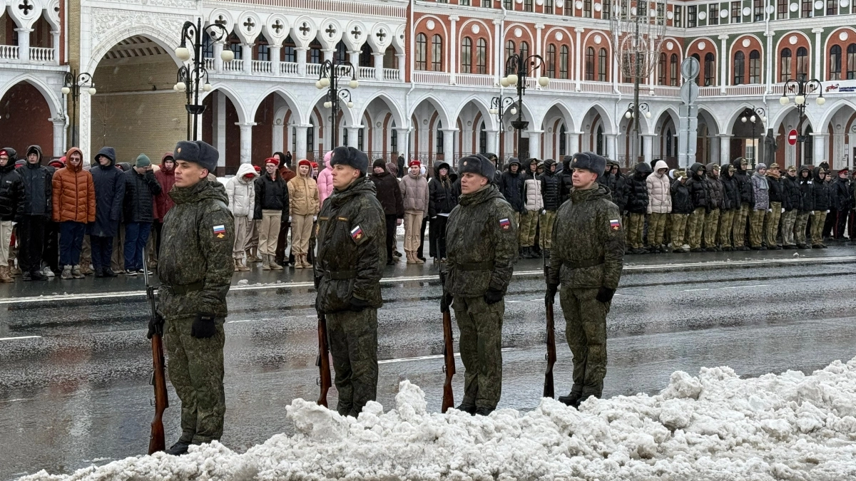 В Йошкар-Оле готовятся к параду Победы: первые колонны проходят по центру города