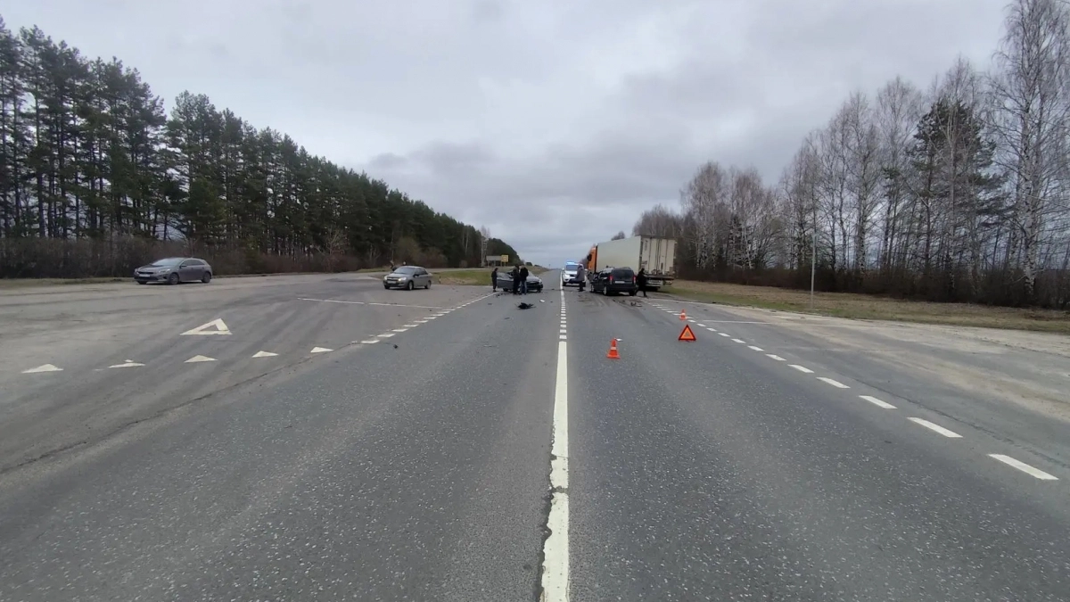 Житель Марий Эл уткнулся в телефон и устроил тройную аварию на трассе