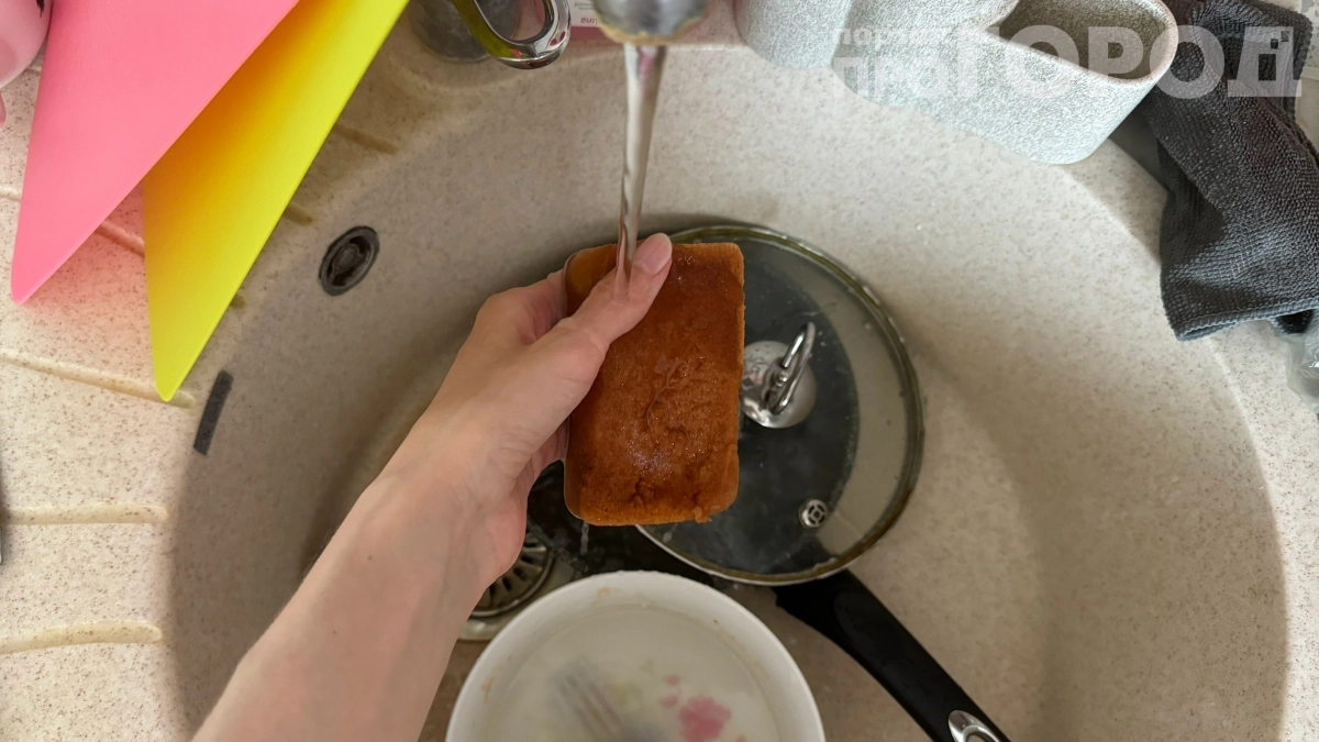 Посудомойка больше не нужна: старый советский трюк, который отмывает тарелки до скрипа за пару секунд