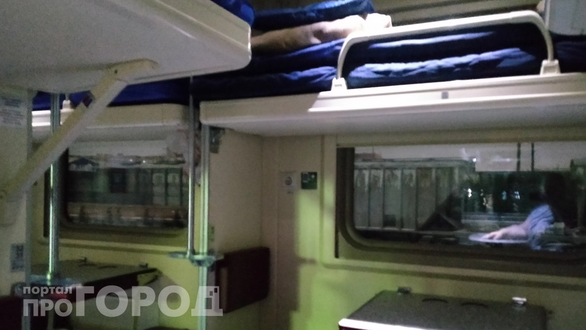 «Вы молодая, потерпите»: женщина с дочкой ела на полу в плацкарте — как пассажиры держатся за свои полки