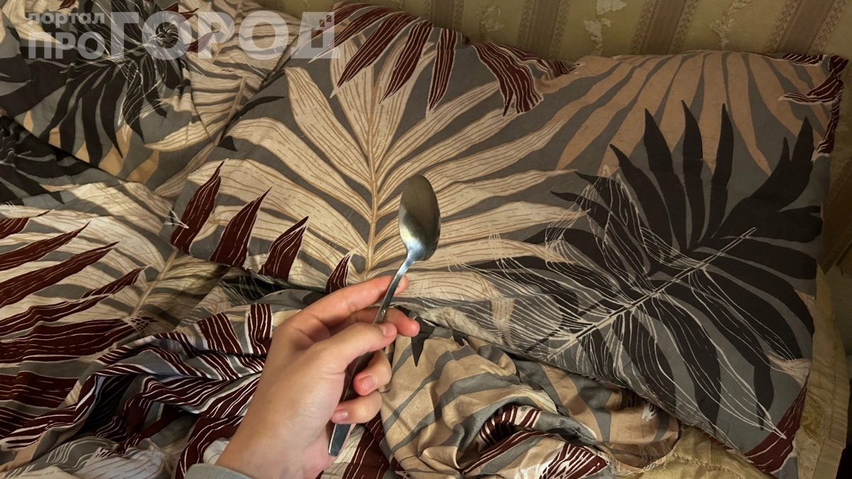 Положил ложку под подушку и заснул без проблем: жена смеется, а я сплю как младенец и вот почему 